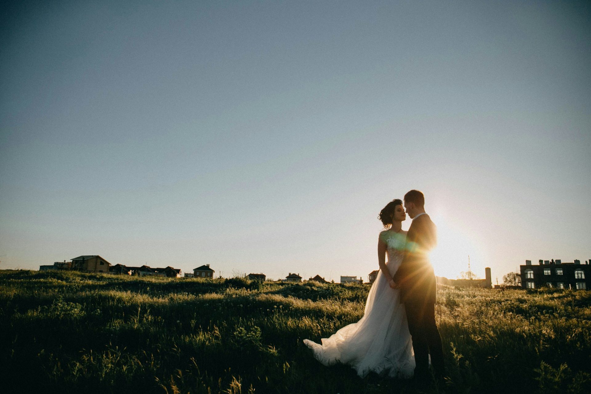 Novios posando para una foto