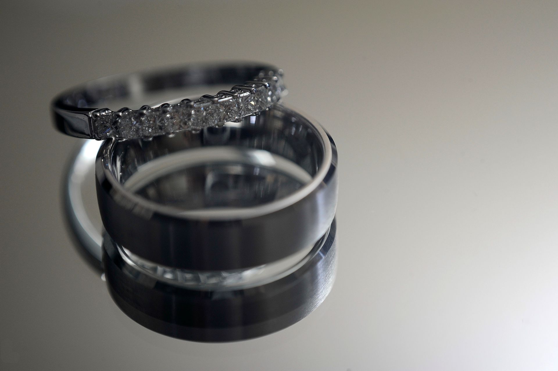 Anillos de boda en espejo