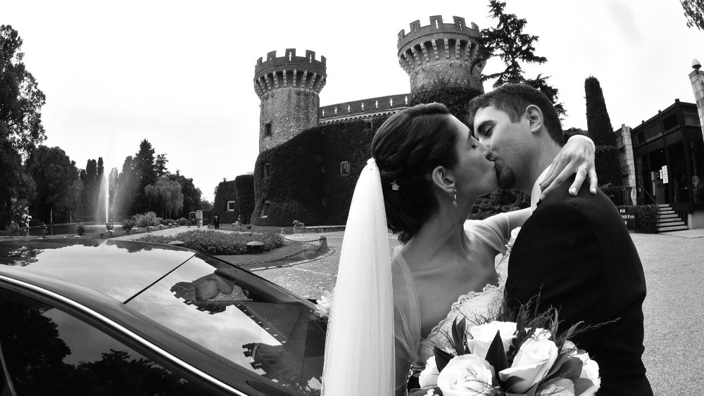 Beso frente a la iglesia